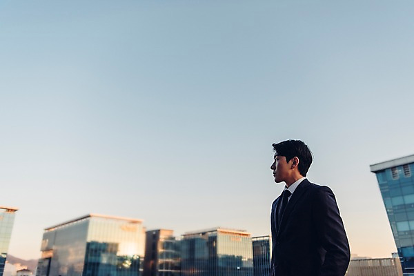 포토 JPG 주간 응시 남자 한명 서기 정장 빌딩 상반신 20대 성인 야외 옆모습 비즈니스라이프 한국인 직장인 비즈니스맨 신입사원 퇴근 퇴근길 성인남자한명만 판교 국내포토 자연요소 직업 1 라이프스타일 시선 옷 뷰포인트 비즈니스 모션 사람 동양인 청년 건물 출퇴근 남자한명만 성인남자만 분당 파일형식