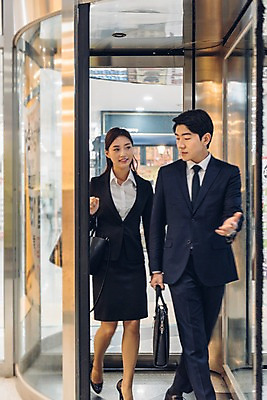 포토 JPG 주간 전신 여자 남자 가방 들기 정장 20대 성인 야외 두명 앞모습 비즈니스라이프 걷기 한국인 직장인 비즈니스맨 비즈니스우먼 동료 신입사원 퇴근 퇴근길 회전문 판교 국내포토 자연요소 직업 라이프스타일 잡화 옷 뷰포인트 비즈니스 관계 모션 사람 동양인 청년 문 출퇴근 분당 파일형식