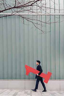 포토 JPG 주간 전신 1 남자 한명 들기 정장 20대 성인 야외 옆모습 비즈니스라이프 숫자 걷기 경쟁 한국인 우승 직장인 비즈니스맨 신입사원 성인남자한명만 판교 국내포토 자연요소 직업 문자 라이프스타일 옷 뷰포인트 컨셉 비즈니스 모션 사람 동양인 청년 최고 남자한명만 성인남자만 분당 파일형식