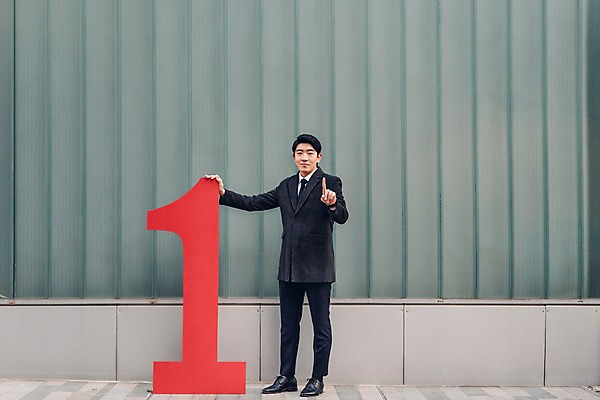 포토 JPG 주간 전신 1 응시 남자 한명 서기 미소 정장 손짓 20대 성인 야외 앞모습 비즈니스라이프 숫자 경쟁 한국인 우승 직장인 비즈니스맨 신입사원 추천 성인남자한명만 판교 국내포토 자연요소 직업 문자 라이프스타일 시선 옷 뷰포인트 컨셉 비즈니스 모션 표정 사람 동양인 청년 최고 남자한명만 성인남자만 분당 파일형식