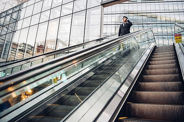포토 JPG 주간 외관 응시 남자 한명 서기 정장 빌딩 상반신 20대 성인 야외 앞모습 비즈니스라이프 한국인 직장인 비즈니스맨 신입사원 퇴근 에스컬레이터 통화 퇴근길 성인남자한명만 판교 국내포토 자연요소 직업 1 라이프스타일 시선 옷 뷰포인트 비즈니스 모션 사람 동양인 청년 건물 출퇴근 남자한명만 성인남자만 분당 파일형식