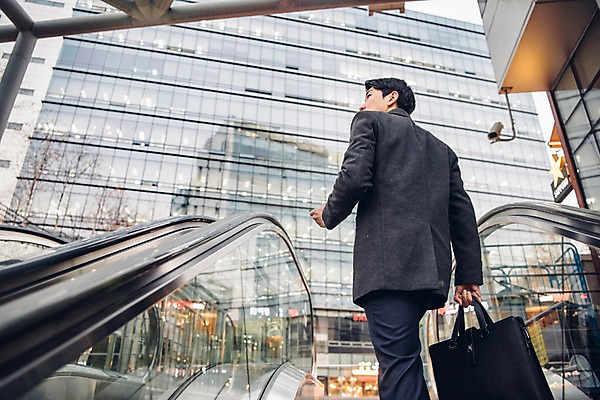 포토 JPG 주간 외관 응시 남자 가방 한명 서기 들기 정장 빌딩 상반신 20대 성인 야외 건물 옆모습 비즈니스라이프 한국인 직장인 비즈니스맨 신입사원 퇴근 에스컬레이터 퇴근길 성인남자한명만 판교 국내포토 자연요소 직업 1 라이프스타일 건축물 시선 잡화 옷 뷰포인트 비즈니스 모션 사람 동양인 청년 출퇴근 남자한명만 성인남자만 분당 파일형식