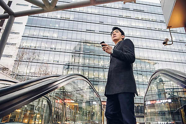 포토 JPG 주간 외관 응시 남자 로우앵글 한명 서기 들기 정장 빌딩 상반신 20대 성인 야외 옆모습 비즈니스라이프 스마트폰 한국인 직장인 비즈니스맨 신입사원 퇴근 에스컬레이터 퇴근길 성인남자한명만 판교 국내포토 자연요소 직업 1 라이프스타일 시선 옷 뷰포인트 비즈니스 모션 사람 동양인 청년 건물 핸드폰 스마트기기 출퇴근 남자한명만 성인남자만 분당 파일형식