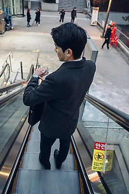 포토 JPG 주간 전신 응시 여자 남자 시계 서기 정장 여러명 20대 성인 야외 뒷모습 비즈니스라이프 한국인 직장인 비즈니스맨 신입사원 퇴근 에스컬레이터 시계보기 퇴근길 판교 국내포토 자연요소 직업 라이프스타일 시선 옷 뷰포인트 다수 비즈니스 모션 사람 동양인 청년 출퇴근 분당 파일형식
