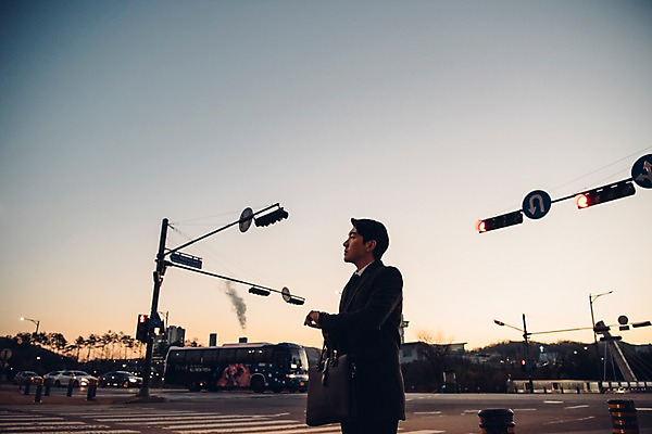 포토 JPG 주간 응시 남자 버스 한명 서기 정장 상반신 20대 성인 야외 옆모습 비즈니스라이프 한국인 직장인 비즈니스맨 횡단보도 신호등 신입사원 퇴근 퇴근길 성인남자한명만 판교 국내포토 자연요소 직업 1 라이프스타일 시선 옷 육상교통 뷰포인트 비즈니스 모션 대중교통 사람 동양인 청년 보행로 출퇴근 남자한명만 성인남자만 분당 파일형식
