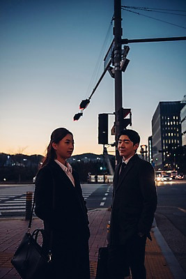 포토 JPG 주간 응시 여자 남자 서기 웃음 정장 빌딩 상반신 20대 성인 야외 두명 앞모습 옆모습 비즈니스라이프 한국인 직장인 비즈니스맨 비즈니스우먼 횡단보도 신호등 동료 신입사원 퇴근 퇴근길 판교 국내포토 자연요소 직업 라이프스타일 시선 옷 뷰포인트 비즈니스 관계 모션 표정 사람 동양인 청년 건물 보행로 출퇴근 분당 파일형식