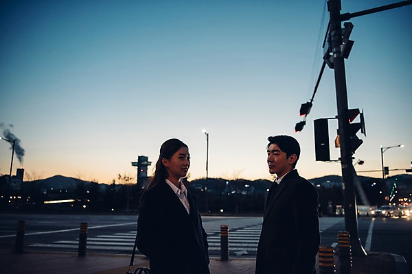 포토 JPG 주간 응시 여자 남자 서기 웃음 정장 상반신 20대 성인 야외 두명 옆모습 비즈니스라이프 한국인 직장인 비즈니스맨 비즈니스우먼 횡단보도 신호등 동료 신입사원 퇴근 퇴근길 판교 국내포토 자연요소 직업 라이프스타일 시선 옷 뷰포인트 비즈니스 관계 모션 표정 사람 동양인 청년 보행로 출퇴근 분당 파일형식