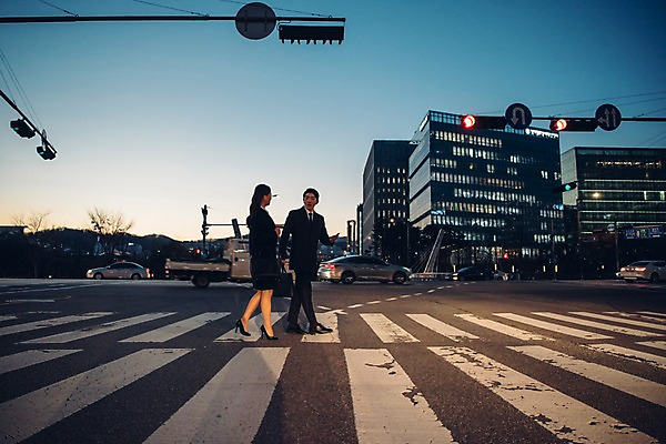 포토 JPG 주간 전신 응시 여자 남자 자동차 정장 빌딩 20대 성인 야외 두명 옆모습 비즈니스라이프 걷기 한국인 직장인 비즈니스맨 비즈니스우먼 횡단보도 신호등 동료 신입사원 퇴근 퇴근길 판교 국내포토 자연요소 직업 라이프스타일 시선 옷 육상교통 뷰포인트 비즈니스 관계 모션 사람 동양인 청년 건물 보행로 출퇴근 분당 파일형식