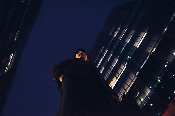 포토 JPG 외관 응시 남자 로우앵글 한명 서기 정장 빌딩 상반신 20대 성인 야외 앞모습 비즈니스라이프 한국인 직장인 비즈니스맨 야간 신입사원 퇴근 퇴근길 성인남자한명만 판교 국내포토 자연요소 직업 1 라이프스타일 시선 옷 뷰포인트 비즈니스 모션 사람 동양인 청년 건물 출퇴근 남자한명만 성인남자만 분당 파일형식