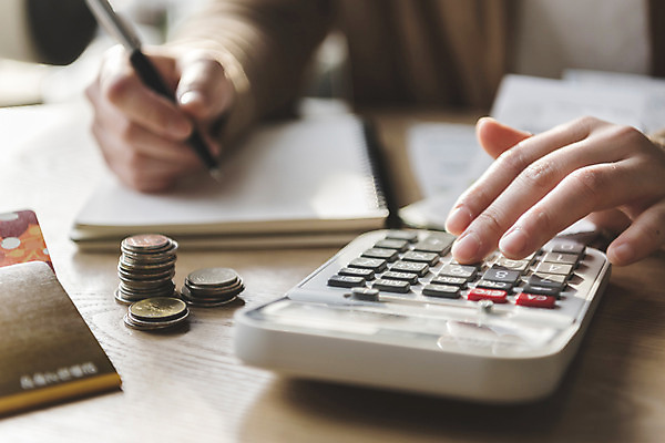 포토 JPG 손 여자 한명 성인 아웃포커스 신체부위 금융 동전 계산기 기록 통장 회계 돈계산 국내포토 1 돈 문구용품 촬영기법 사람 경제 장비 파일형식