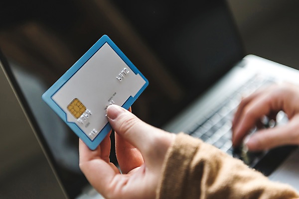 포토 JPG 손 여자 한명 들기 성인 아웃포커스 신체부위 금융 노트북 신용카드 핀테크 국내포토 1 모션 모바일 촬영기법 사람 경제 전자제품 파일형식