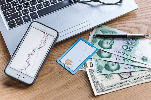 포토 JPG 그래프 사람없음 금융 노트북 스마트폰 펜 달러 신용카드 외화 주가 환율 위안화 국내포토 돈 경제 전자제품 핸드폰 스마트기기 필기구 주식 파일형식