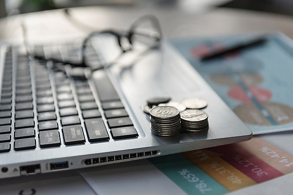 포토 JPG 안경 사람없음 아웃포커스 금융 노트북 동전 자료 백원 국내포토 잡화 돈 촬영기법 경제 전자제품 파일형식