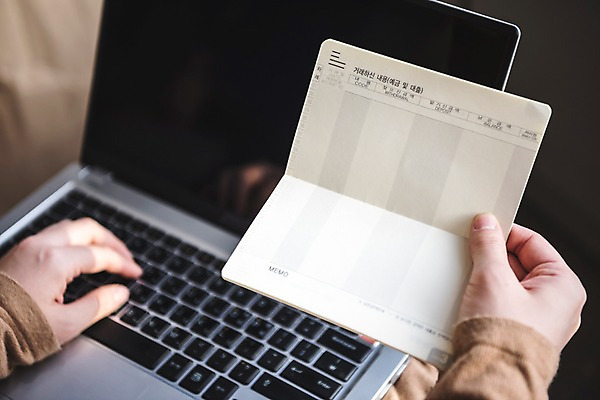 포토 JPG 손 여자 한명 성인 신체부위 금융 노트북 통장 계좌이체 핀테크 국내포토 1 모바일 사람 경제 전자제품 파일형식