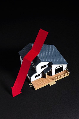 포토 JPG 화살표 그래프 주택 사람없음 금융 하락 집값 집값하락 국내포토 컨셉 부동산 건물 경제 파일형식