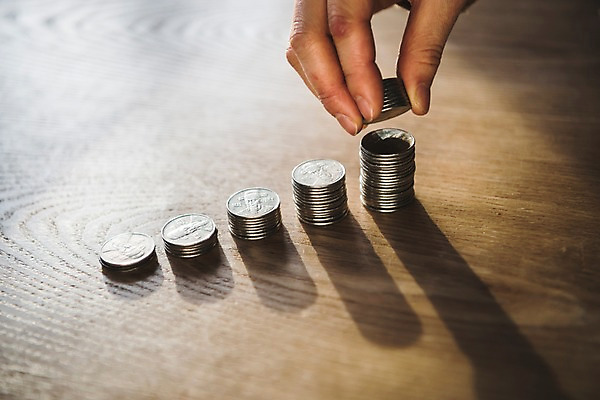 포토 JPG 손 그래프 한명 성인 신체부위 금융 쌓기 탑 동전 백원 국내포토 1 건축물 돈 모션 사람 경제 파일형식