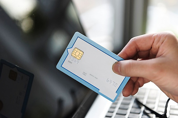 포토 JPG 손 여자 한명 성인 신체부위 금융 노트북 신용카드 핀테크 국내포토 1 모바일 사람 경제 전자제품 파일형식