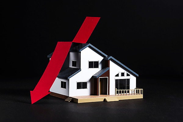 포토 JPG 화살표 그래프 주택 사람없음 금융 하락 집값 경제불황 집값하락 국내포토 컨셉 부동산 건물 경제 불황 파일형식