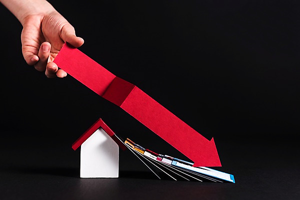 포토 JPG 손 화살표 그래프 주택 한명 성인 신체부위 금융 모형 신용카드 하락 넘어짐 국내포토 1 컨셉 모션 사람 건물 경제 파일형식