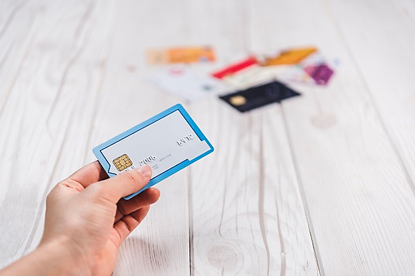 포토 JPG 손 한명 들기 성인 목재 아웃포커스 신체부위 금융 신용카드 나무바닥 국내포토 나무 1 재료 모션 바닥 촬영기법 사람 경제 파일형식