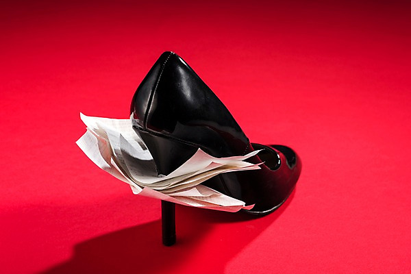 포토 JPG 사람없음 금융 하이힐 찢어짐 영수증 경제불황 구두굽 국내포토 구두 모션 경제 여성화 불황 파일형식