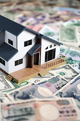 포토 JPG 지폐 주택 사람없음 금융 모형 달러 엔 외화 경제불황 위안화 국내포토 돈 건물 경제 불황 파일형식