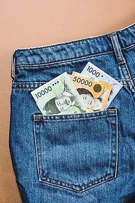 포토 JPG 지폐 한국 사람없음 금융 청바지 원화 만원 오만원 천원 뒷주머니 국내포토 아시아 돈 바지 경제 파일형식