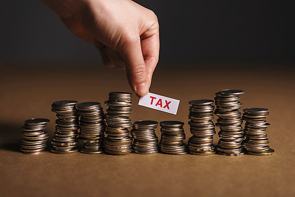 포토 JPG 손 한명 성인 신체부위 금융 쌓기 탑 동전 세금 연말정산 국내포토 1 건축물 돈 모션 사람 경제 파일형식