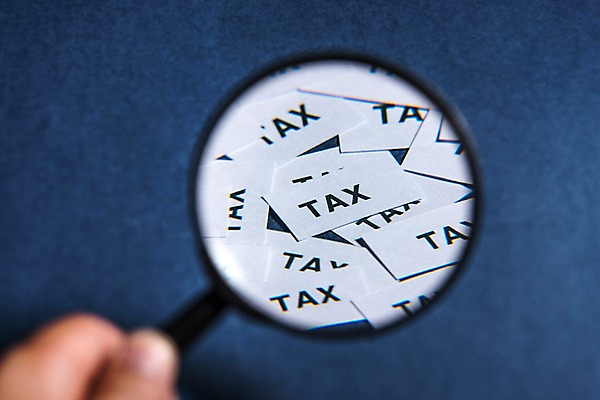 포토 JPG 손 종이 돋보기 한명 성인 신체부위 금융 세금 연말정산 국내포토 1 사람 경제 파일형식