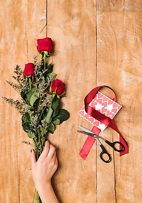 포토 JPG 손 리본 꽃다발 백그라운드 프로포즈 한명 목재 신체부위 장미 하트 편지 나무바닥 고백데이 국내포토 모양 나무 1 꽃 재료 데이이벤트 바닥 사람 파일형식