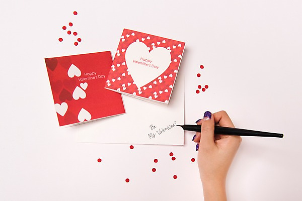 포토 JPG 손 백그라운드 프로포즈 발렌타인데이 사랑 한명 이벤트 신체부위 펜 하트 편지 데이 편지쓰기 국내포토 모양 1 기념일 감정 데이이벤트 사람 필기구 기록 파일형식