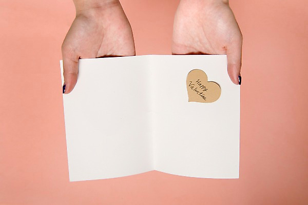 포토 JPG 손 백그라운드 프레임 발렌타인데이 한명 들기 신체부위 하트 편지 주기 국내포토 모양 1 모션 데이이벤트 사람 파일형식