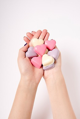 포토 JPG 손 백그라운드 프로포즈 발렌타인데이 한명 들기 이벤트 신체부위 초콜릿 하트 데이 파스텔 국내포토 모양 1 기념일 모션 데이이벤트 학용품 디저트 사람 파일형식