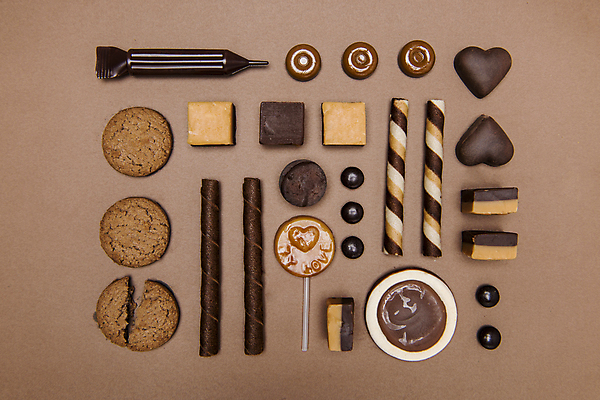 포토 JPG 백그라운드 화이트데이 발렌타인데이 사탕 이벤트 사람없음 갈색 쿠키 과자 초콜릿 하트 달콤 데이 2025년 트렌드컬러 국내포토 모카무스 모양 기념일 컬러 데이이벤트 디저트 맛 연도 파일형식