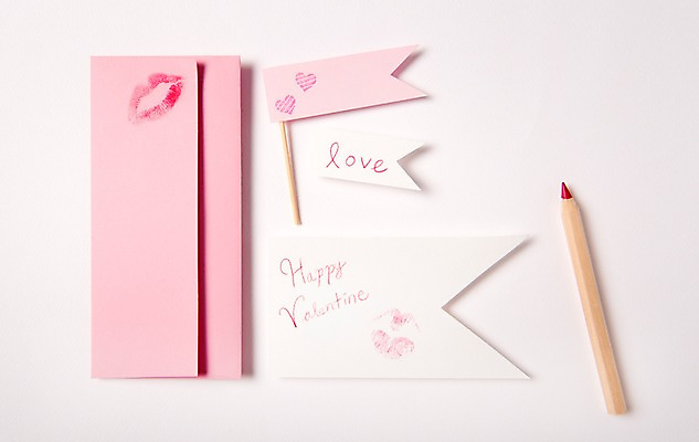 포토 JPG 백그라운드 프로포즈 색연필 키스 발렌타인데이 사랑 이벤트 사람없음 팻말 립스틱 하트 편지 입술 데이 입술모양 키스마크 국내포토 모양 기념일 감정 데이이벤트 학용품 프레임 신체부위 화장품 애정표현 파일형식