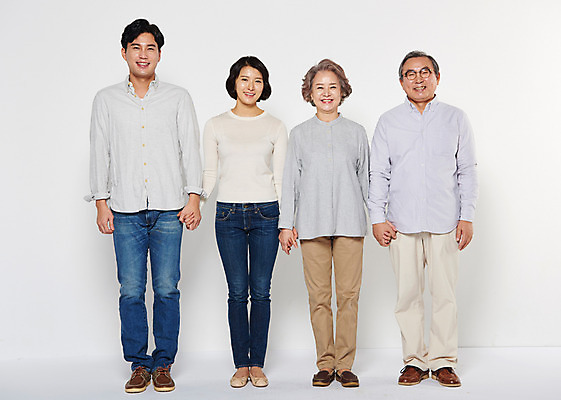 포토 JPG 스튜디오촬영 전신 부부 여자 할아버지 노년 남자 딸 아들 할머니 가족 엄마 실내 서기 웃음 여러명 성인 앞모습 30대 손잡기 노부부 한국인 아빠 60대 국내포토 커플 뷰포인트 다수 관계 모션 표정 사람 동양인 내부 장년 파일형식
