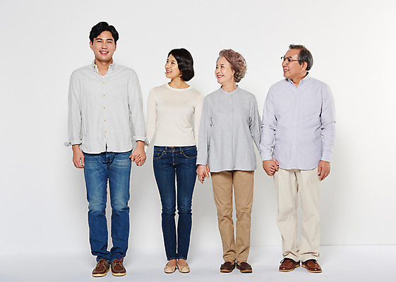 포토 JPG 스튜디오촬영 전신 부부 응시 여자 할아버지 노년 남자 딸 아들 할머니 가족 엄마 실내 서기 웃음 여러명 성인 앞모습 30대 손잡기 노부부 한국인 아빠 60대 국내포토 커플 시선 뷰포인트 다수 관계 모션 표정 사람 동양인 내부 장년 파일형식