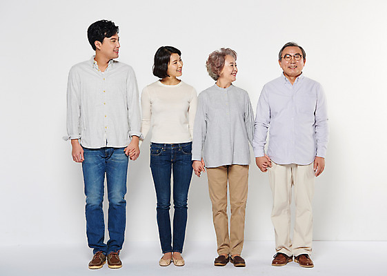 포토 JPG 스튜디오촬영 전신 부부 응시 여자 할아버지 노년 남자 딸 아들 할머니 가족 엄마 실내 서기 웃음 여러명 성인 앞모습 30대 손잡기 노부부 한국인 아빠 60대 국내포토 커플 시선 뷰포인트 다수 관계 모션 표정 사람 동양인 내부 장년 파일형식