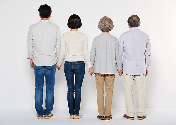 포토 JPG 스튜디오촬영 전신 부부 여자 할아버지 노년 남자 딸 아들 할머니 가족 엄마 실내 서기 여러명 성인 뒷모습 30대 손잡기 노부부 한국인 아빠 60대 국내포토 커플 뷰포인트 다수 관계 모션 사람 동양인 내부 장년 파일형식