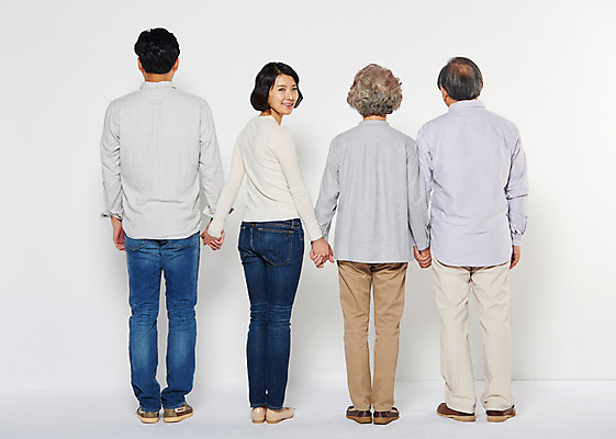 포토 JPG 스튜디오촬영 전신 부부 여자 할아버지 노년 남자 딸 아들 할머니 가족 엄마 실내 서기 웃음 여러명 성인 뒷모습 30대 손잡기 노부부 한국인 뒤돌아보기 아빠 60대 국내포토 커플 뷰포인트 다수 관계 모션 표정 사람 동양인 내부 장년 파일형식