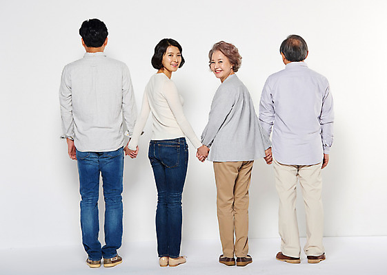 포토 JPG 스튜디오촬영 전신 부부 여자 할아버지 노년 남자 딸 아들 할머니 가족 엄마 실내 서기 웃음 여러명 성인 뒷모습 30대 손잡기 노부부 한국인 뒤돌아보기 아빠 60대 국내포토 커플 뷰포인트 다수 관계 모션 표정 사람 동양인 내부 장년 파일형식