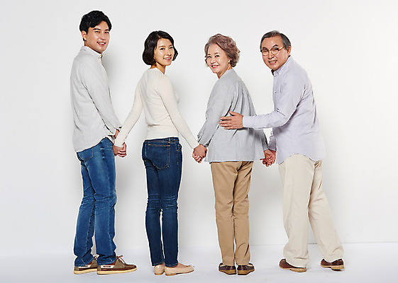 포토 JPG 스튜디오촬영 전신 부부 여자 할아버지 노년 남자 딸 아들 할머니 가족 엄마 실내 서기 웃음 여러명 성인 뒷모습 30대 손잡기 노부부 한국인 뒤돌아보기 아빠 60대 국내포토 커플 뷰포인트 다수 관계 모션 표정 사람 동양인 내부 장년 파일형식