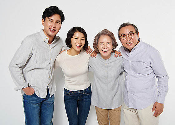 포토 JPG 스튜디오촬영 부부 여자 할아버지 노년 남자 딸 아들 할머니 가족 엄마 어깨동무 실내 서기 웃음 여러명 상반신 성인 앞모습 30대 노부부 한국인 아빠 60대 국내포토 커플 뷰포인트 포즈 다수 관계 모션 표정 사람 동양인 내부 장년 파일형식