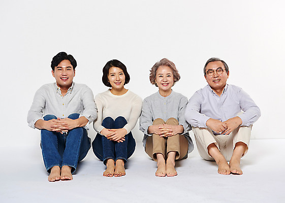 포토 JPG 스튜디오촬영 전신 부부 여자 할아버지 노년 남자 딸 아들 할머니 가족 엄마 실내 웃음 앉기 여러명 성인 앞모습 30대 노부부 한국인 아빠 60대 국내포토 커플 뷰포인트 다수 관계 모션 표정 사람 동양인 내부 장년 파일형식