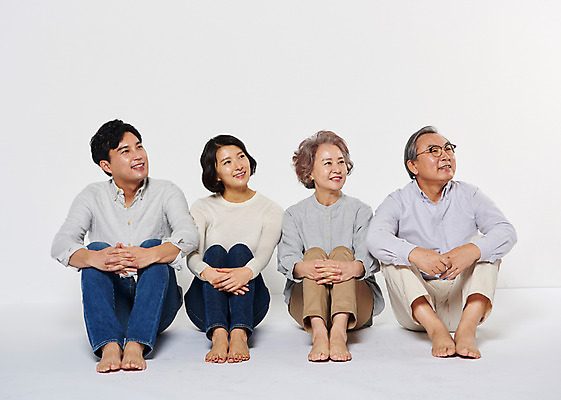 포토 JPG 스튜디오촬영 전신 부부 응시 여자 할아버지 노년 남자 딸 아들 할머니 가족 엄마 실내 웃음 앉기 여러명 성인 앞모습 30대 노부부 한국인 아빠 60대 국내포토 커플 시선 뷰포인트 다수 관계 모션 표정 사람 동양인 내부 장년 파일형식