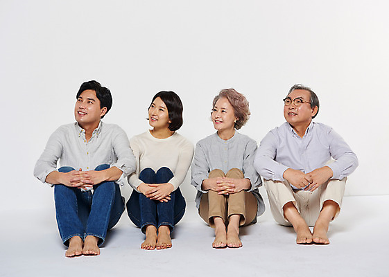 포토 JPG 스튜디오촬영 전신 부부 응시 여자 할아버지 노년 남자 딸 아들 할머니 가족 엄마 실내 웃음 앉기 여러명 성인 앞모습 30대 노부부 한국인 아빠 60대 국내포토 커플 시선 뷰포인트 다수 관계 모션 표정 사람 동양인 내부 장년 파일형식