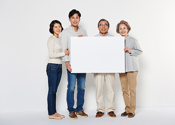 포토 JPG 스튜디오촬영 전신 배너 부부 여자 할아버지 노년 남자 딸 아들 할머니 가족 엄마 사각프레임 광고판 알림판 실내 서기 웃음 들기 여러명 성인 앞모습 30대 팔짱 노부부 한국인 아빠 60대 국내포토 커플 뷰포인트 다수 관계 모션 프레임 표정 사람 동양인 내부 장년 사각형 판 파일형식