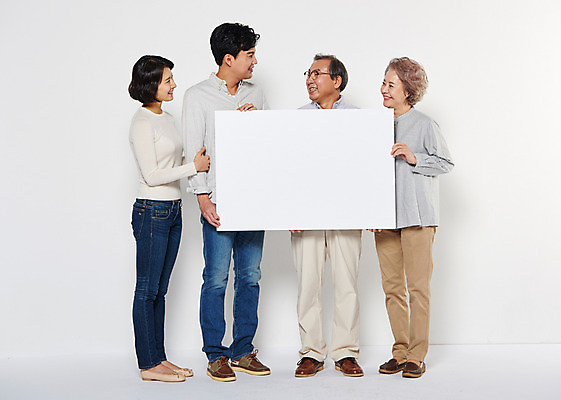 포토 JPG 스튜디오촬영 전신 배너 부부 응시 여자 할아버지 노년 남자 딸 아들 할머니 가족 엄마 사각프레임 광고판 알림판 실내 서기 웃음 들기 여러명 성인 앞모습 옆모습 30대 팔짱 노부부 한국인 아빠 60대 국내포토 커플 시선 뷰포인트 다수 관계 모션 프레임 표정 사람 동양인 내부 장년 사각형 판 파일형식