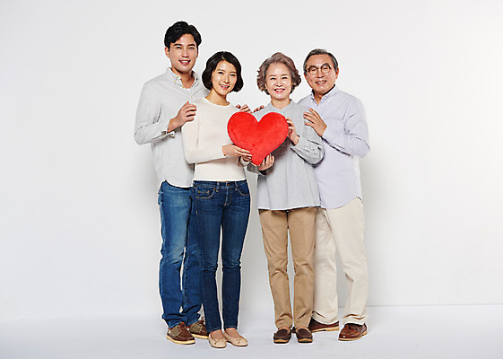 포토 JPG 스튜디오촬영 전신 부부 여자 할아버지 노년 남자 딸 아들 할머니 쿠션 가족 엄마 실내 서기 웃음 들기 여러명 성인 앞모습 30대 노부부 한국인 하트 아빠 60대 어깨에손 국내포토 모양 커플 뷰포인트 다수 관계 모션 표정 사람 동양인 내부 장년 파일형식