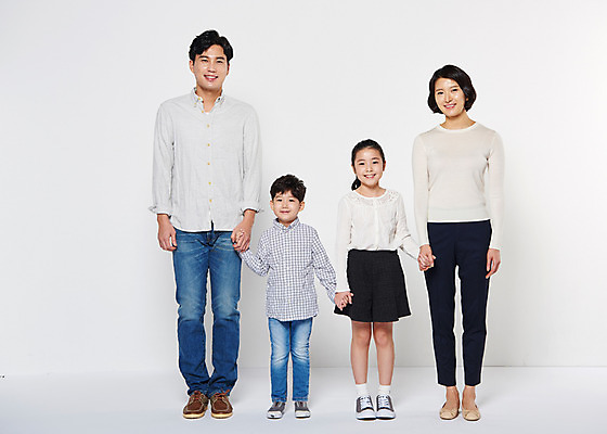 포토 JPG 스튜디오촬영 전신 부부 여자 남자 딸 아들 어린이 가족 엄마 실내 남매 서기 웃음 여러명 성인 앞모습 10대 30대 손잡기 한국인 아빠 국내포토 커플 뷰포인트 다수 관계 모션 청소년 표정 사람 동양인 내부 장년 파일형식